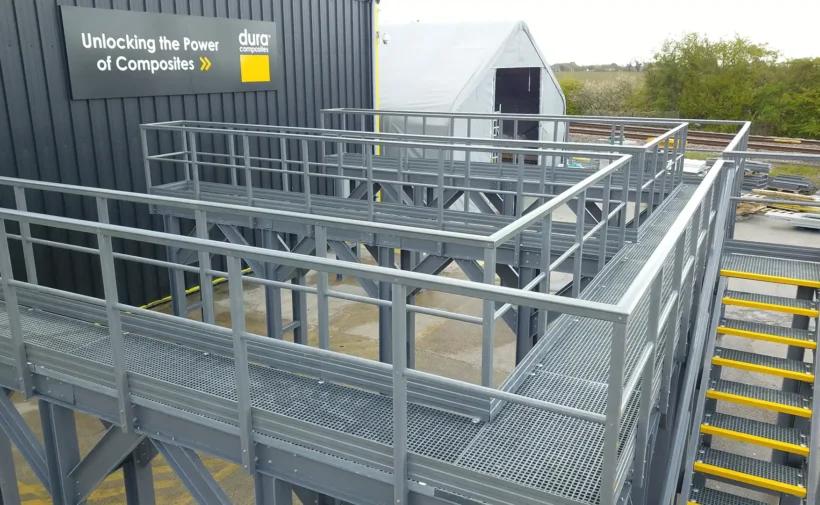 GRP-plattform med trappa i industriell processmiljö